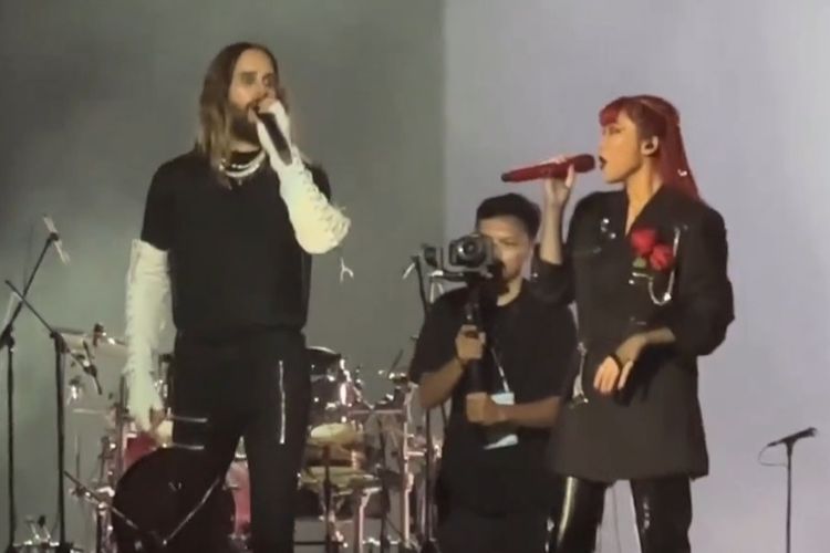 Isyana Sarasvati berduet dengan grup band Thirty Seconds to Mars di panggung Soundrenaline 2023 yang digelar di Sirkuit Carnaval Ancol, Jakarta Utara, Sabtu (2/9/2023) malam.