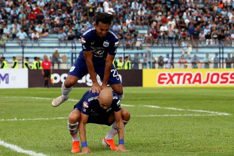 Pemain asing PSIS Semarang Bruno Silva melakukan aksi selebrasi bersama Hari Nur Yulianto seusai mencetak gol ketiga ke gawang Persela Lamongan pada pekan kedua Liga 1 2020 yang berakhir dengan skor 2-3 di Stadion Surajaya Lamongan, Jawa Timur, Sabtu (07/03/2020) sore.