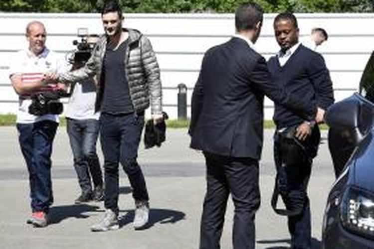 Kiper Hugo Lloris (ketiga dari kiri) dan bek Patrice Evra (kanan), di pusat latihan timnas Perancis, Clairefontaine-en-Yvelines, 19 Mei 2014.