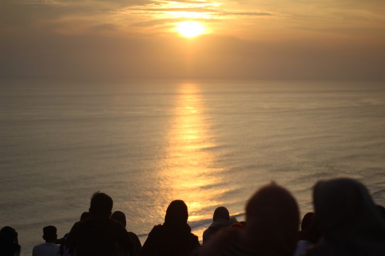 Pemandangan sunset atau matahari tenggelam di Bukit Paralayang Watugupit, Bantul, Yogyakarta, Kamis (23/1/2020).