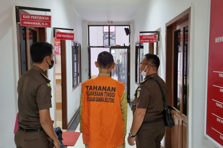 IW (47) selaku bendahara Dinkes Bangka Belitung mengenakan rompi tahanan saat meninggalkan kantor Kejati, Senin (31/1/2022).