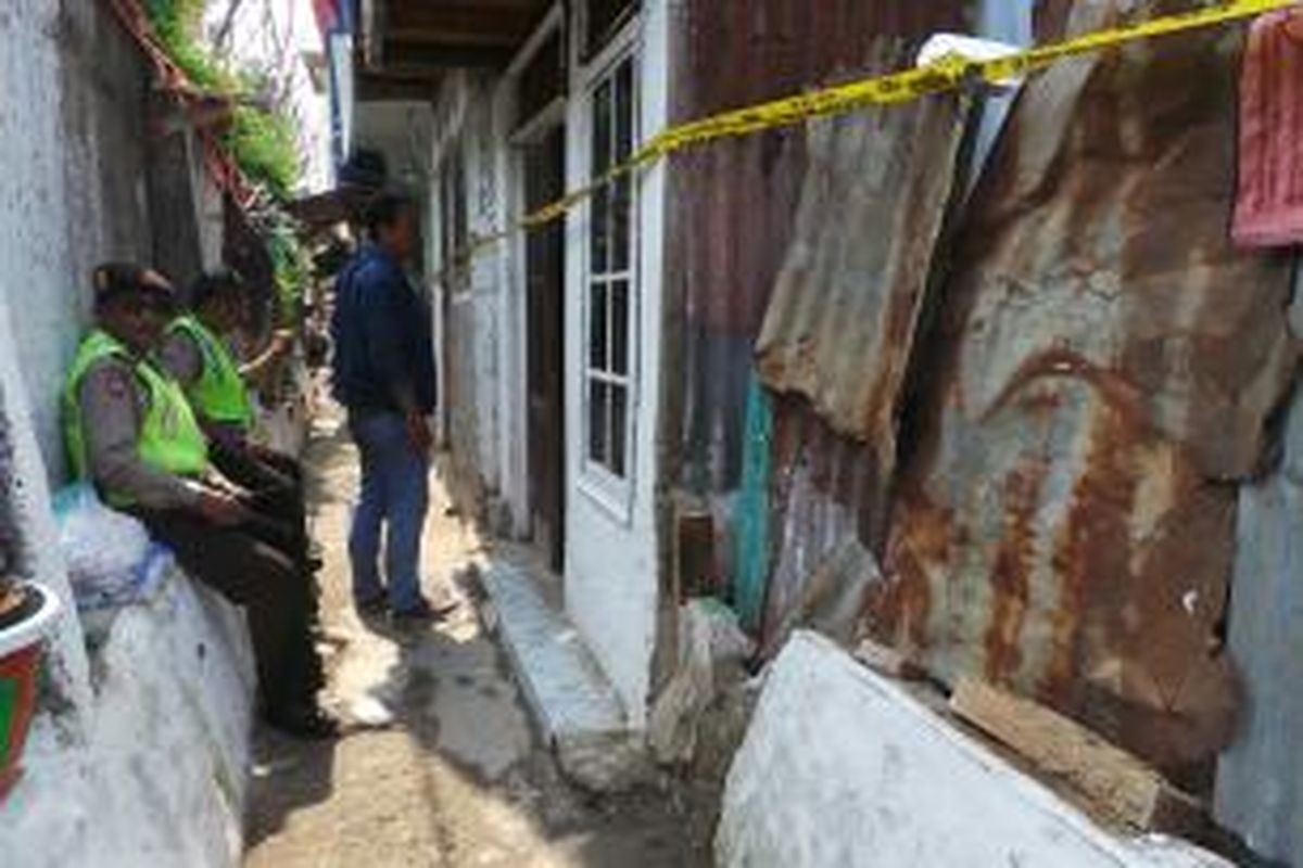 Salah satu rumah yang diberi garis polisi di lokasi penggerebekan narkoba Jalan Slamet Riyadi 4, Kebon Manggis, Matraman, Jakarta Timur. Selasa (19/1/2016)