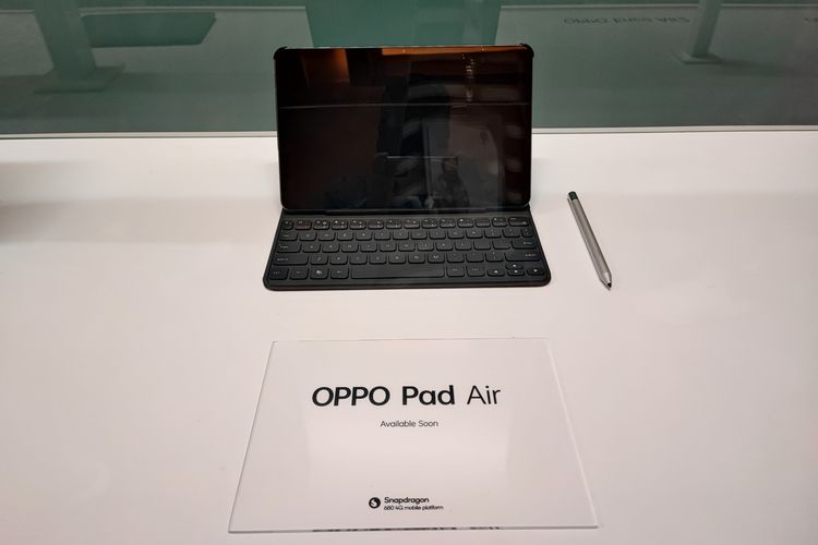 Oppo Pad Air dipajang lengkap dengan aksesori keyboard, cover case, dan stylus.