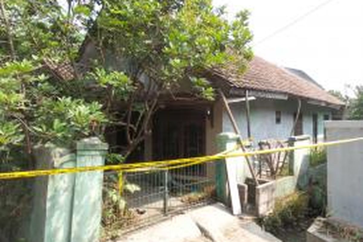 Kondisi rumah Noerbaety Rofiq di perumahan Gaperi, Bojong Gede, Bogor, Jawa Barat, Rabu (22/7/2015). Noerbaety merupakan wartawati yang dibunuh di rumahnya pada awal Juli, namun kasusnya baru diketahui pada 18 Juli, tepat saat keluarganya yang hendak datang berlebaran menemukannya sudah tidak bernyawa di ruang tamu dengan posisi tangan terikat.