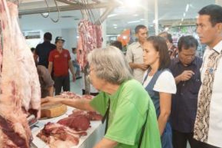 Menteri Pertanian (Mentan) Andi Amran Sulaiman melakukan inspeksi mendadak (sidak) di Pasar Majestik, Jakarta Selatan, MInggu (12/7/2015), untuk mengecek harga daging menjelang Lebaran.