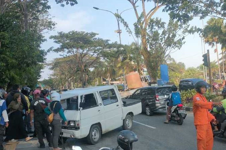 Mobil L300 di Balikpapan tabrak pengendara motor ibu-ibu dan anaknya hingga tewas