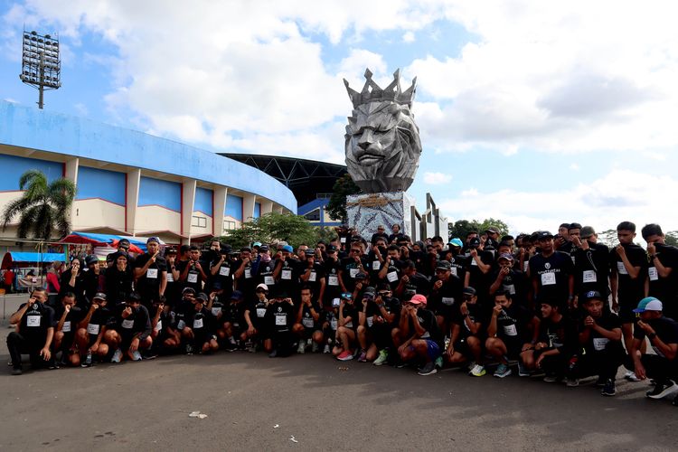 Sebanyak 100 pelari dari Malang Raya foto bersama sebelum berlari sejauh 13,5 KM untuk memperingati 100 hari terjadinya Tragedi Kanjuruhan, start dan finish di Stadion Kanjuruhan Kepanjen, Kabupaten Malang, Minggu (8/1/2022) sore.  