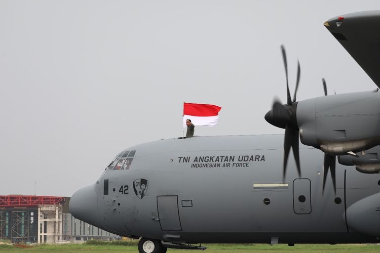 Pesawat Super Hercules C-130J unit kelima pesanan Indonesia tiba di Pangkalan TNI Angkatan Udara (Lanud) Halim Perdanakusuma, Jakarta Timur, Kamis (16/5/2024).  Pesawat angkut dengan tail number A-1342 itu disambut oleh Wakil Kepala Staf TNI Angkatan Udara (Wakasau) Marsekal Madya (Marsdya) TNI Andyawan Martono Putra beserta jajaran.