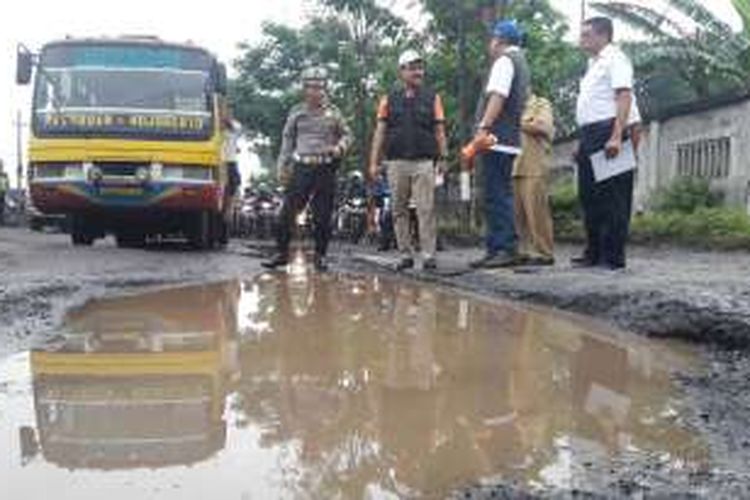 Wakil Gubernur Jatim Syaifullah Yusuf saat meninjau kerusakan jalan pantura Pasuruan Probolinggo yang mengalami rusak paska banjir melanda di Kabupaten Pasuruan