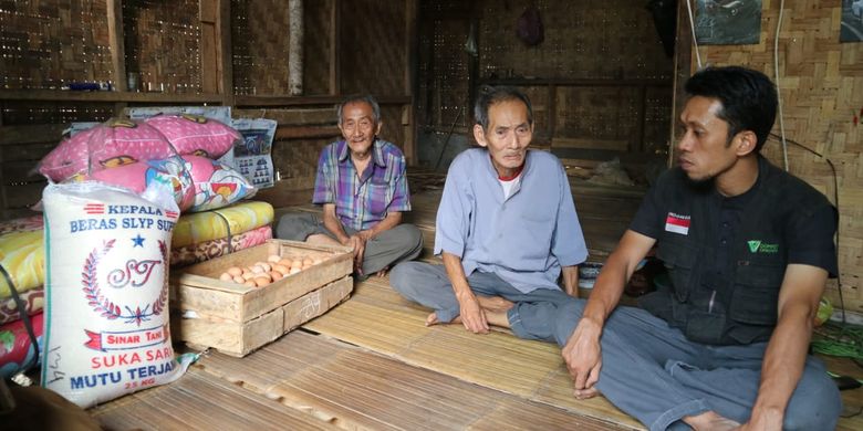 Tim Dompet Dhuafa Cabang Banten saat berkunjung dan mengirimkan bantuan di gubuk Kakek Surya, di Kampung Pasir Ranji RT 12/RW 05, Desa Kadujajar, Kecamatan Malingping, Kabupaten Lebak