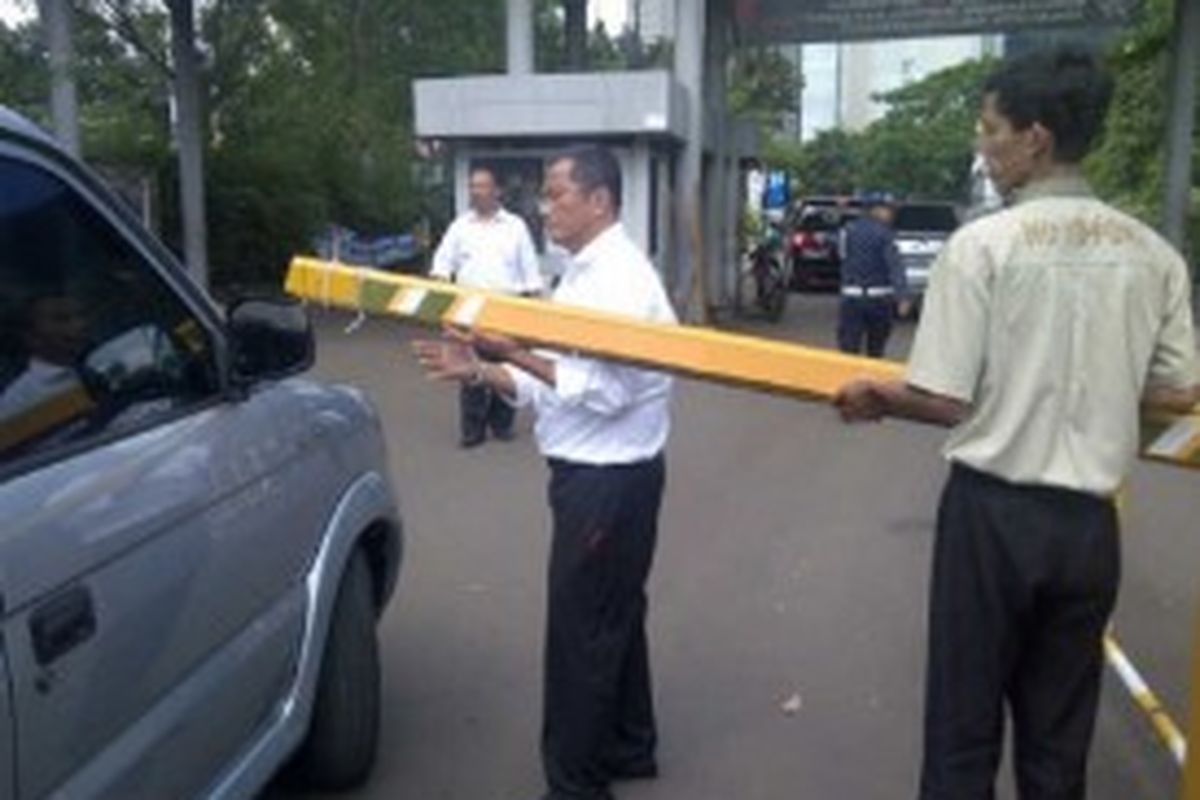 Dahlan Iskan sedang membuka portal parkir di pintu keluar Gelora Bung Karno, Kamis (27/6/2013)