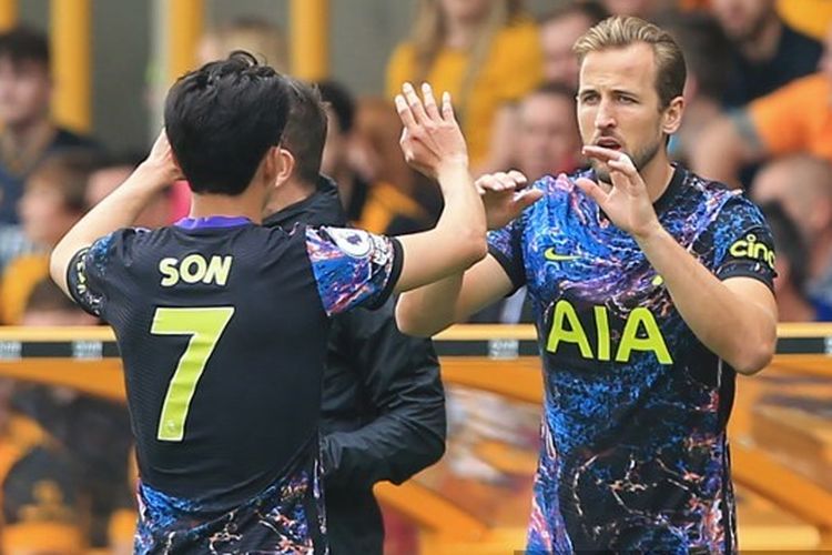 Striker Tottenham Hotspur, Harry Kane, kala masuk menggantikan Son Heung-min dalam laga Liga Inggris 2021-2022 kontra Wolverhampton di Stadion Molineux, Minggu 22 Agustus 2021.