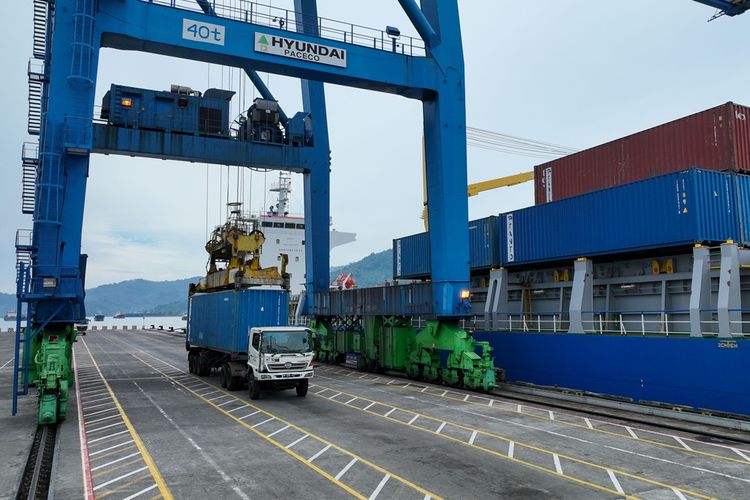 Kegiatan Operasional di Terminal Peti Kemas Bitung.