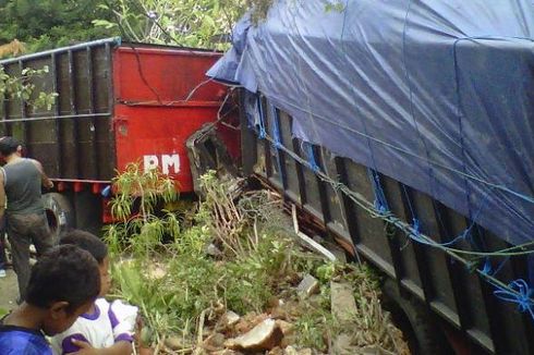 Kecelakaan Karambol, Siswa SMA Tewas Terlempar dari Angkot