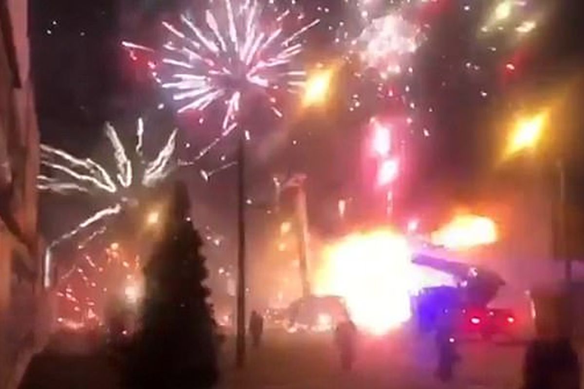 Sebuah pabrik kembang api yang terbakar menimbulkan ledakan hebat warna-warni di langit malam Rusia. 