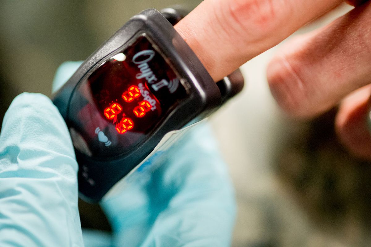 Ilustrasi pulse oximeter, alat pengukur kadar oksigen. Sejak ditemukan insinyur Jepang, perangkat medis ini telah menyelamatkan banyak nyawa, termasuk pasien corona di masa pandemi Covid-19 saat ini.