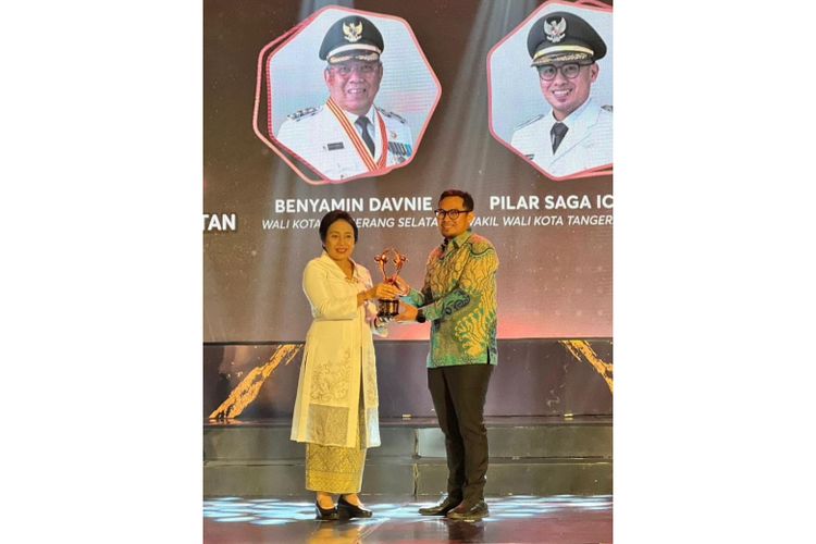 Penghargaan diberikan oleh Menteri Pemberdayaan Perempuan dan Perlindungan Anak Bintang Puspayoga dan diterima oleh Wakil Wali Kota Tangsel Pilar Saga Ichsan, Sabtu (22/7/2023).
