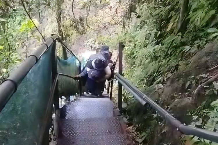 Air Terjun Tumpak Sewu Lumajang Sediakan Layanan Panggul Wisatawan Gratis
