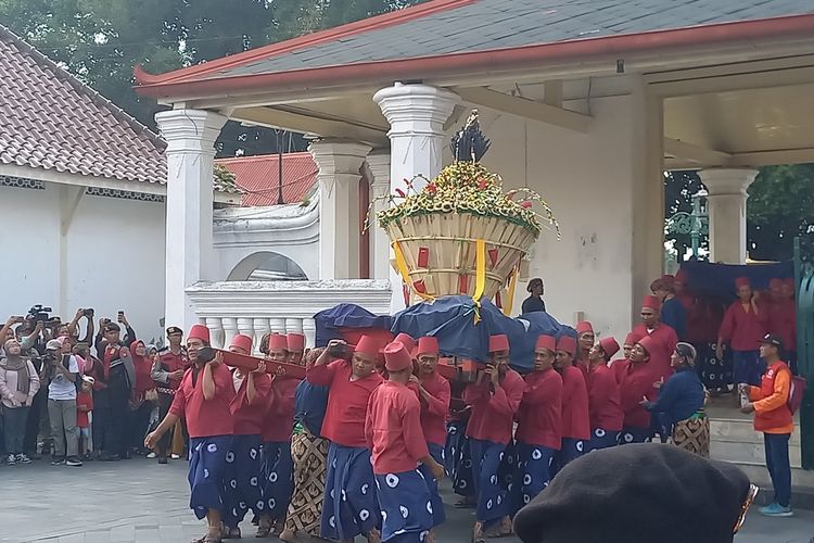 Suasana Grebeg Besar di Halaman Masjid Gedhe Kauman, Kota Yogyakarta dalam rangka peringati Idul Adha, Selasa (18/6/2024)