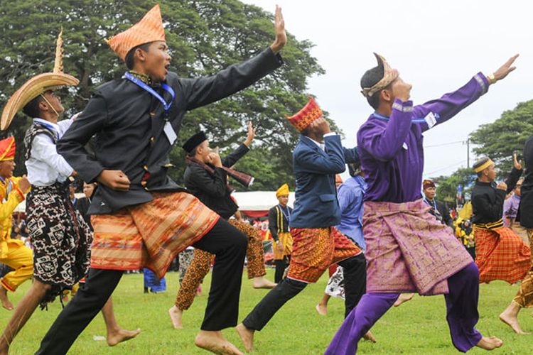 Peserta pawai berpakaian adat dari sejumlah daerah mengikuti Kirab Kota dan Pawai Budaya Sail Sabang di Sabang, Aceh, Rabu (29/11/2017). Pawai yang melibatkan sekitar 1.200 peserta tersebut menampilkan sejumlah atraksi budaya, drum band dan kesenian.