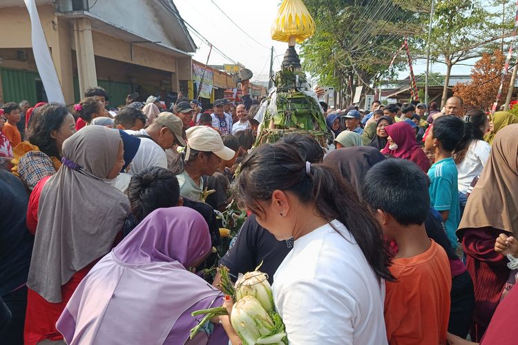 Warga Bekasi Berebut 5 Gunungan Sedekah Bumi, Ludes Kurang 5 Menit