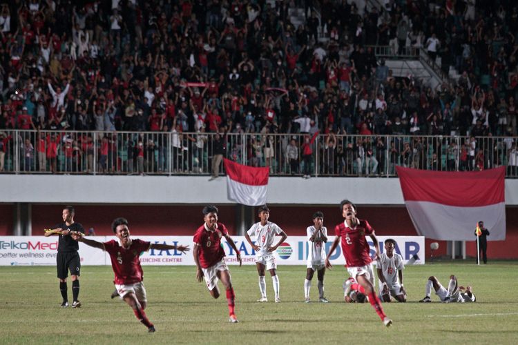 Pemain Timnas Indonesia U-16 melakukan selebrasi seusai mengalahkan Timnas Myanmar U-16 saat laga semi final AFF U-16 2022 di Stadion Maguwoharjo, Depok, Sleman, D.I Yogyakarta, Rabu (10/8/2022). Dalam pertandingan itu Indonesia mengalahkan Timnas Myanmar melalui adu penalti dengan skor 5:4  ANTARA FOTO/Andreas Fitri Atmoko/foc.