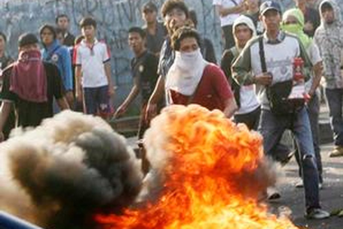 Unjuk Rasa mahasiswa menolak kenaikan harga BBM di Kampus UKI, Cawang, Jakarta Timur, Senin (26/5), berakhir rusuh.