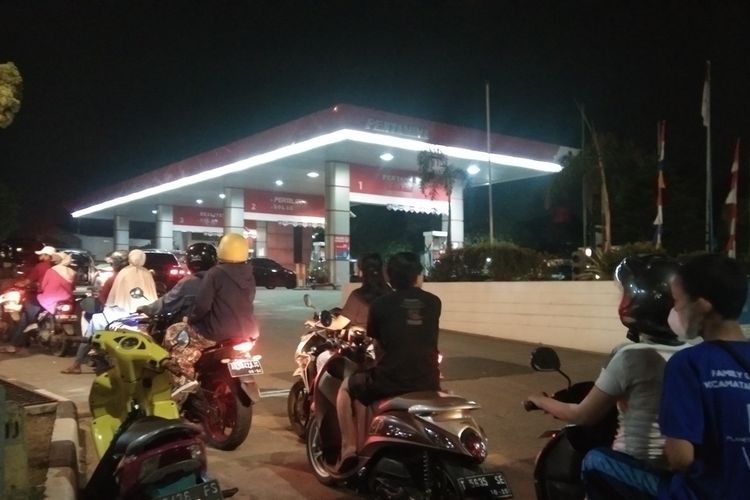 Antrean di SPBU di Jalan Ahmad Yani, Karawang Barat, Karawang, Jawa Barat, Rabu (31/8/2022)