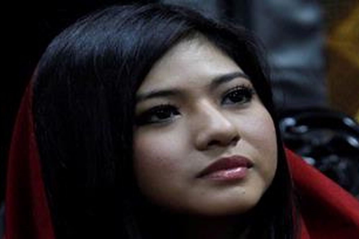 Puteri Indonesia 2009, Qory Sandioriva berpose usai memberikan keterangan pers seputar mudik bersama penjual jamu gendong dan karyawan PT Mustika Ratu di pabrik Mustika Ratu, Jakarta, Rabu (8/9/2010).