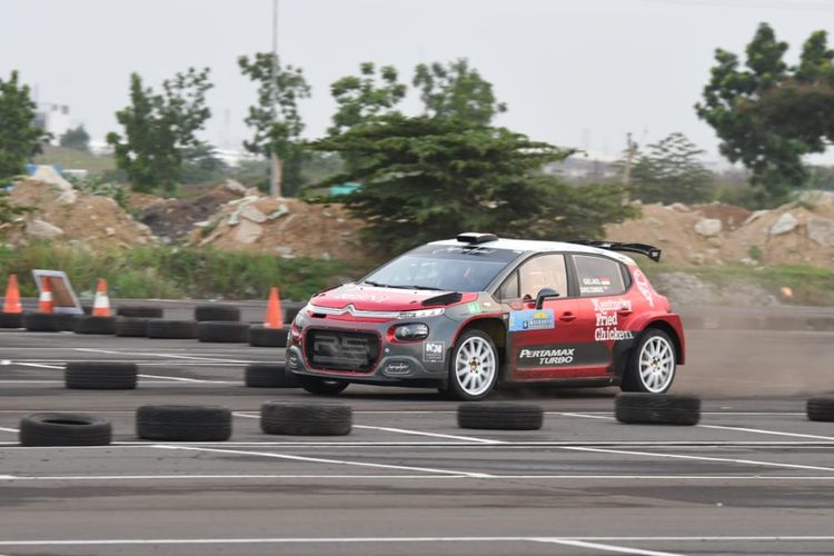 Pebalap Sean Gelael mengikuti ajang Meikarta Sprint Rally di kawasan Central Park, Meikarta, Jawa Barat, Sabtu (14/12/2019).