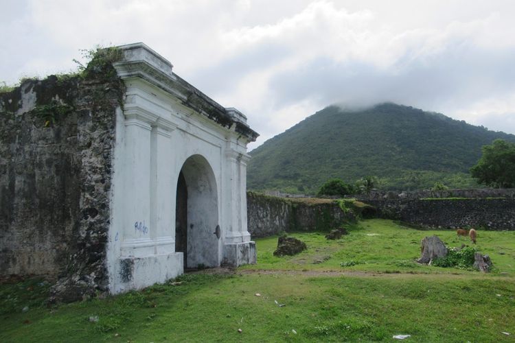 Gerbang utama Benteng Nassau di Banda Neira.