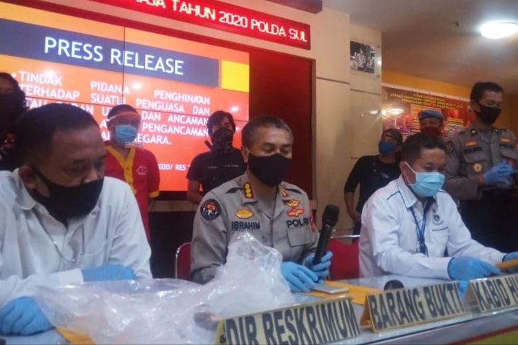 Kabid Humas Polda Sulsel Kombes Pol Ibrahim (tengah) bersama Direktur Kriminal Umum Polda Sulsel Kombes Pol Didik Agung (kanan) saat konferensi pers tentang penangkapan pelaku penghina polisi di acara judi sabung ayam, Selasa (7/7/2020).