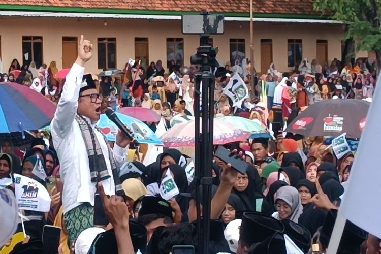 Abdul Muhaimin Iskandar berada di tengah-tengah pendukungnya dalam kampanye akbar di Pamekasan, Rabu (31/1/2024). Muhaimin menyebut bahwa kampanye dirinya kesulitan tempat di beberapa daerah.