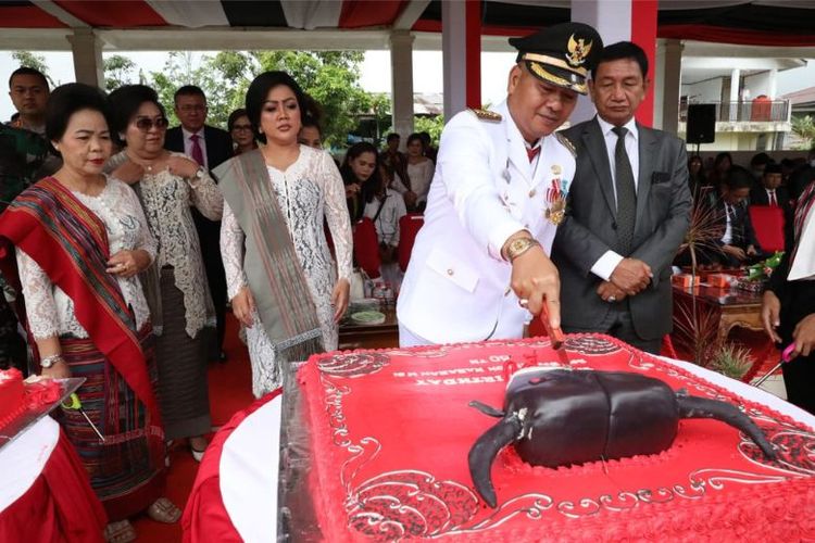 Bupati Nikson Nababan memotong kue dalam perayaan HUT ke-77 Kabupaten Tapanuli Utara, Rabu (5/10/2022)