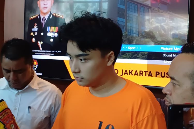 Aktor Leon Dozan saat dihadirkan dalam konferensi pers terkait penangkapannya atas kasus penganiyaan terhadap kekasihnya, Rinoa Najwa Aurora, di Polres Metro Jakarta Pusat, Jumat (17/11/2023).