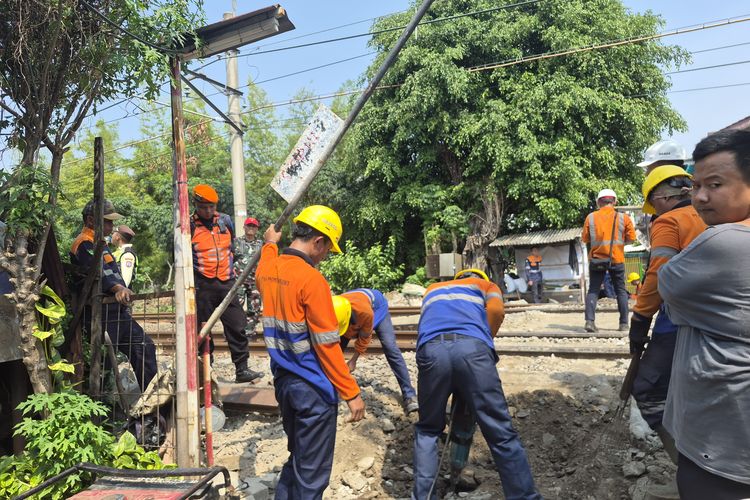 KAI Tutup Satu Pelintasan Liar Kereta yang Kerap Jadi Jalan Pintas di Tebet Jaksel
