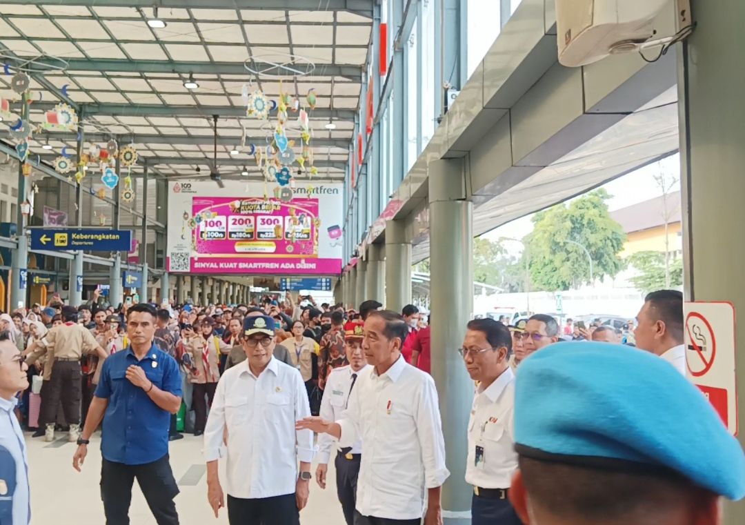 Jokowi Tinjau Arus Mudik dan Sapa Masyarakat di Stasiun Senen