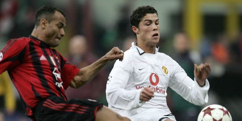 Cafu berduel dengan Cristiano Ronaldo pada laga leg kedua babak 16 besar Liga Champions AC Milan vs Manchester United di San Siro, 8 Maret 2005. 