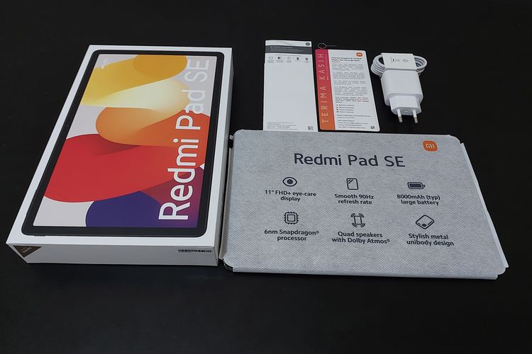 Isi kotak penjualan tablet Redmi Pad SE terbilang minimalis karena hanya memuat satu buah perangkat tablet, adaptor charger 10 Watt, kartu kebijakan garansi, lembar panduan pengguna, dan satu SIM card ejector tool.