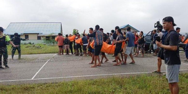 EVAKUASI - Aksi kekejaman KKB di Kabupaten Nduga, Provinsi Papua menewaskan 11 warga yang satu di antaranya adalah pendeta. Korban meninggal lainnya dievakuasi ke Kabupaten Mimika oleh petugas gabungan dari TNI, dan Polri. 