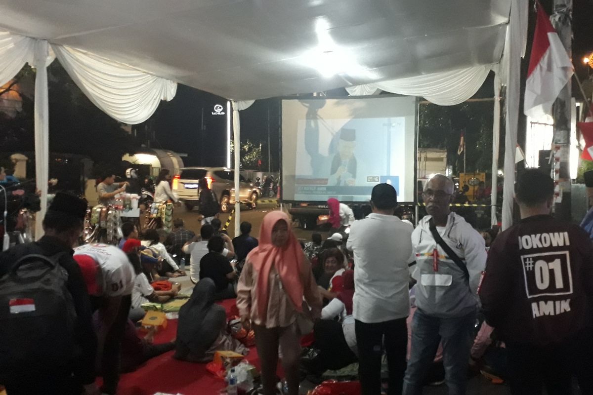 Suasana nonton bareng debat cawapres di Rumah Aspirasi Jokowi-Maruf di Jalan Proklamasi, Menteng, Jakarta Pusat, Minggu (17/3/2019).