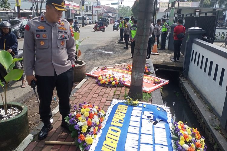 Salah seorang anggota dari Paguyuban Korban Doni Salmanan, mengamuk dan merusak sejumlah karangan bunga yang ditujukan untuk terdakwa kasus penipuan platfrom Binary Option Quotex, Doni Salmanan atau Doni Muhammad Taufik. Insiden tersebut terjadi, bertepatan dengan jadwal sidang dengan agenda pembacaan vonis kepada terdakwa di Pengadilan Negeri (PN) Bale Bandung, Baleendah, Kabupaten Bandung, Jawa Barat, pada Kamis (15/12/2022).