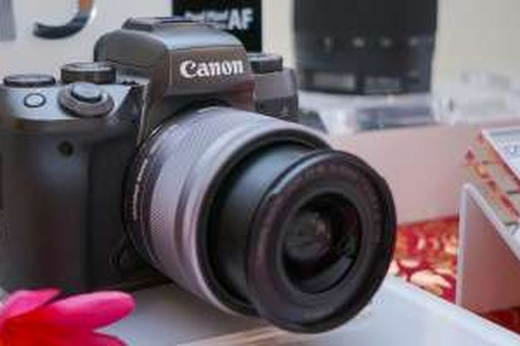 Kamera mirrorless Canon EOS M5 denga lensa EF-M 15-45mm F3.5-6.3.