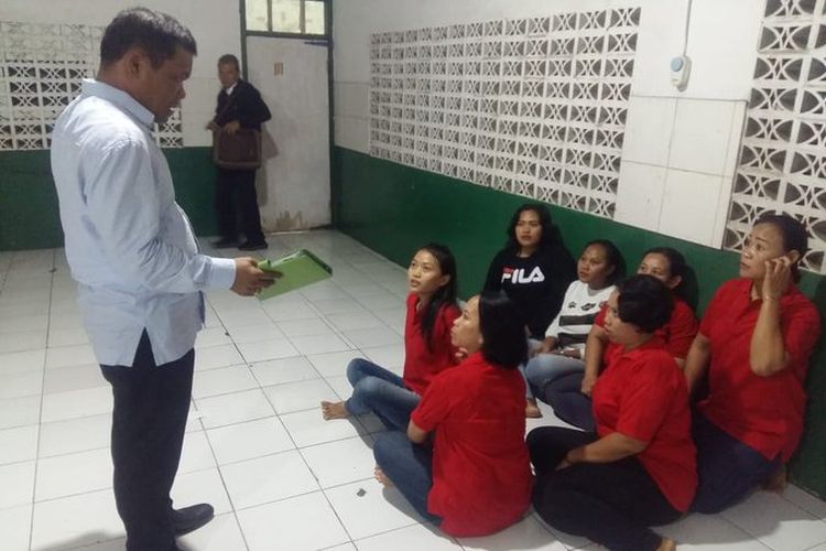 Kementerian Ketenagakerjaan (Kemnaker) mendapati pekerja migran Indonesia ilegal saat inspeksi mendadak (sidak) di Perusahaan Penempatan Pekerja Migran Indonesia (P3MI) PT. ASR, di Jalan Batu Sari II No. 74 Condet, Jakarta Timur pada Selasa (30/4/2019). 