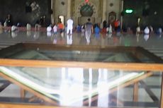 Al Quran Raksasa Jadi Tontonan Jemaah di Masjid Raya Makassar