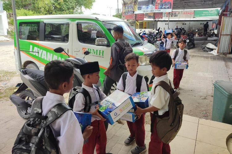 Laznas BMH Kaltara dan Gramedia Tarakan memberikan bantuan bantuan sepatu sekolah kepada 19 siswa SD di Tarakan (20/2/2024).
