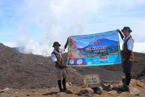 Kenalkan Batik, Dua Pendaki Naiki Tujuh Gunung Tertinggi di Jateng