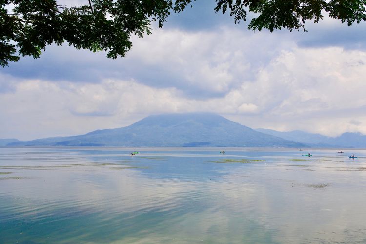 Ilustrasi panorama Danau Ranau dengan Gunung Seminung di Lampung.
