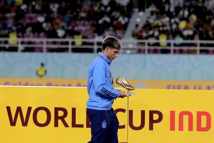 Pemain Timnas Argentina Agustin Ruberto mendapat penghargaan individu Golden Boot di penghujung Piala Dunia U17 2023 Indonesia yang berlangsung di Stadion Manahan Solo, Sabtu (2/12/2023) malam.