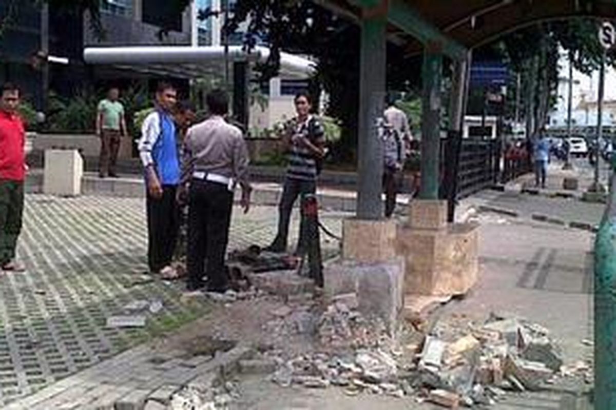 Kecelakaan Xenia yang menewaskan delapan orang juga menghancurkan halte di depan Kantor Kementerian Perdagangan.